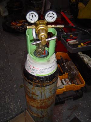 Nitrogen cylinder with regulator